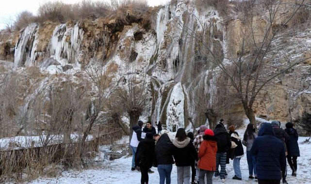 Buz tutan Girlevik Şelalesi'nde 2 metrelik buz sarkıtları oluştu