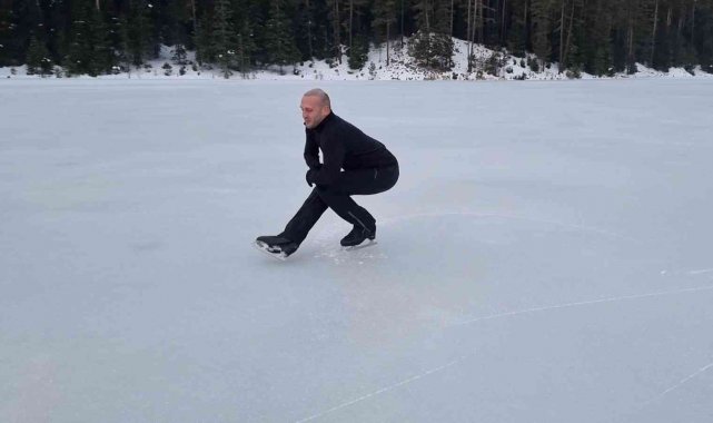 Buz tutan gölde kayan antrenör Turhan, görsel şölen sundu