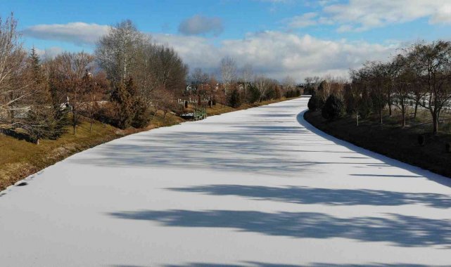 Buz tutan Porsuk Çayı'nda kartpostallık manzaralar