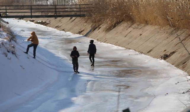 Buz tutan sulama kanalında çocukların tehlikeli oyunu