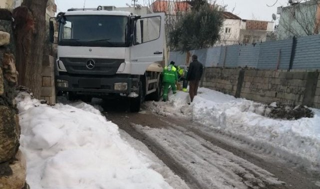 Buzda kayan çöp kamyonu devrilme tehlikesiyle karşı karşıya kaldı