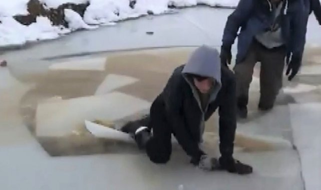 Buzda oyun oynayan çocuklar suya düştü