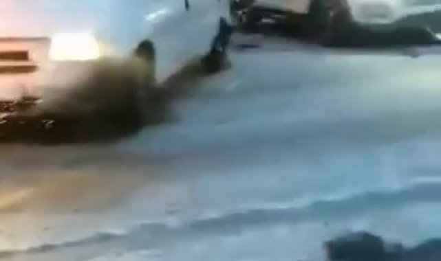 Buzlanan yolda 13 araç birbirine girdi: 3 yaralı