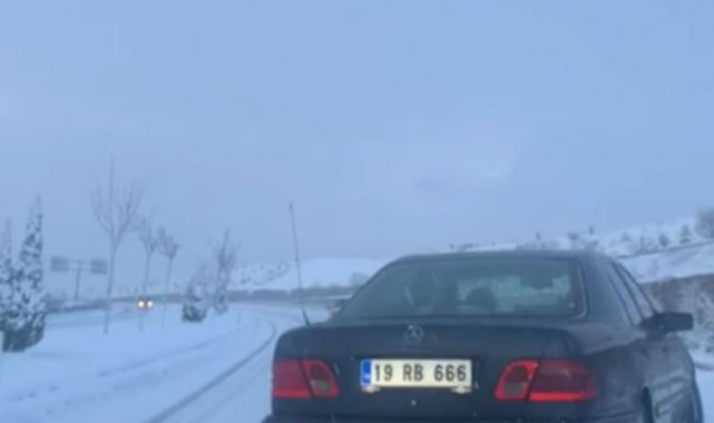 Buzlanan yolda araçlar ilerlemekte güçlük çekti
