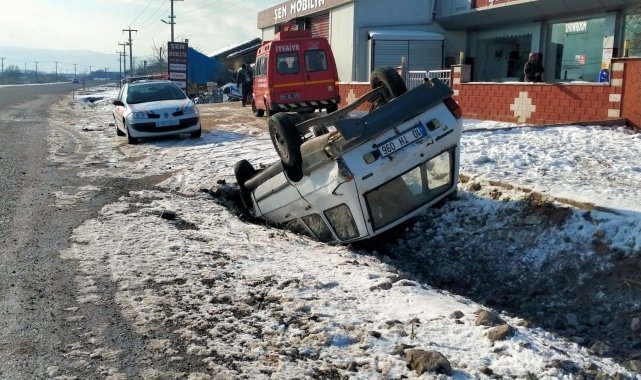 Buzlanan yolda kayan araç takla attı