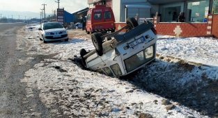 Buzlanan yolda kayan araç takla attı