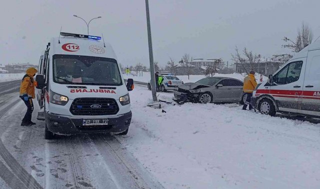 Buzlanma kazaya sebep oldu: 2 yaralı