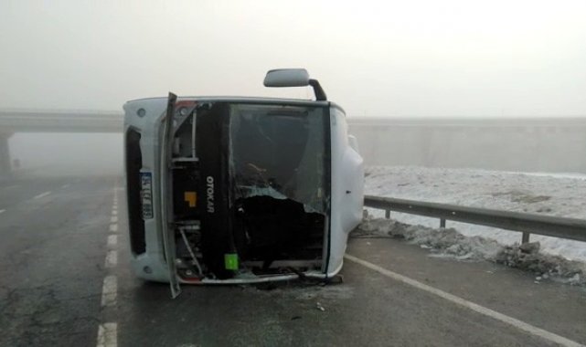 Buzlanma nedeniyle minibüs yan yattı, 10 polis yaralandı