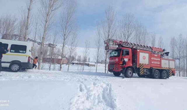 Buzlanma nedeniyle yoldan çıkan minibüs kurtarıldı