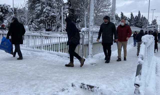 Buzlu ve karlı yolda yürüme yolları