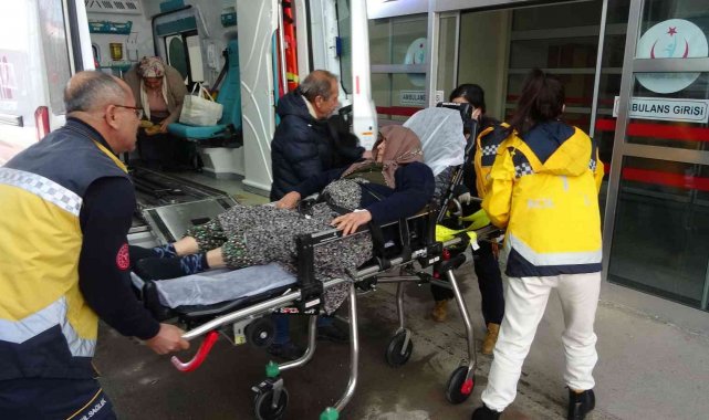 Buzlu yolda düşen kadın, hastanelik oldu