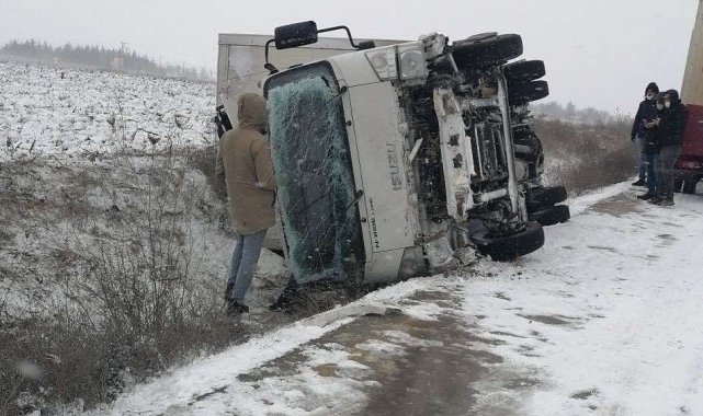 Buzlu yolda kontrolden çıkan kamyonet devrildi, 2 kişi yaralandı