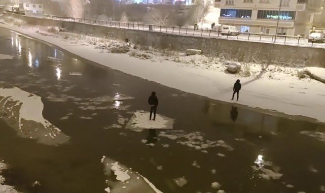 Buzu sal yapıp Çoruh'ta gezintiye çıkan gençler bu kez polise takıldı