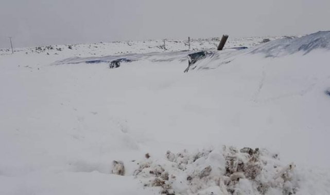 Çadırlar ve çatılar çöktü hayvanlar telef oldu