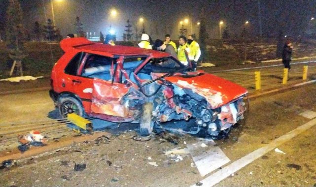 Çaldıkları otomobille ters yönde giderken kaza yaptılar