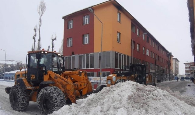 Çaldıran'da karla mücadele çalışmaları devam ediyor