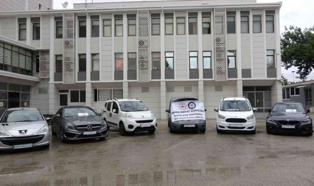 Çalıntı ve hacizli lüks araçları &#039;çenç&#039; yapıp satmaya çalıştılar