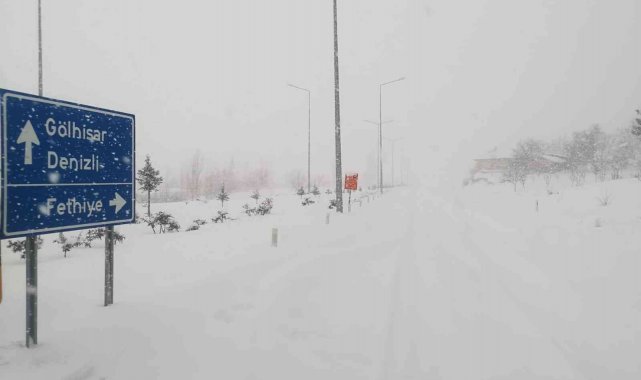 Çameli - Fethiye - Gölhisar karayolu ulaşıma kapandı Denizli'de ulaşıma kar engeli