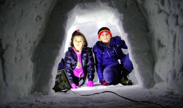 Cami bahçesinde temizledikleri karlarla eskimo evi yaptılar