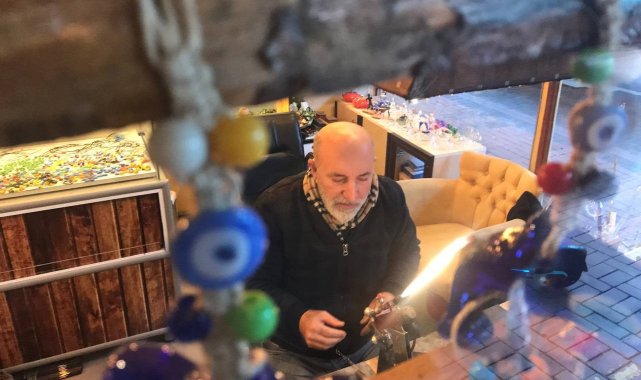 Camlara nefesiyle şekil veriyor