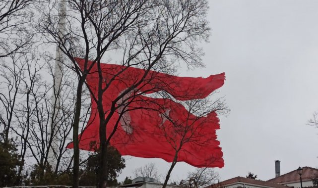 Çamlıca Tepesindeki Türk bayrağı fırtınanın şiddetiyle yırtıldı