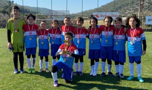 Çamlık Futbol, turnuvadan kupayla döndü