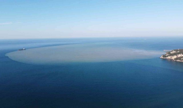 Çamurlu su denizin rengini değiştirdi