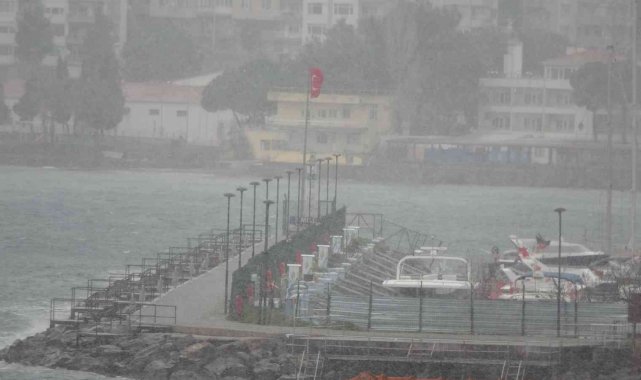Çanakkale'de adalara 2 gündür feribot seferleri yapılamıyor