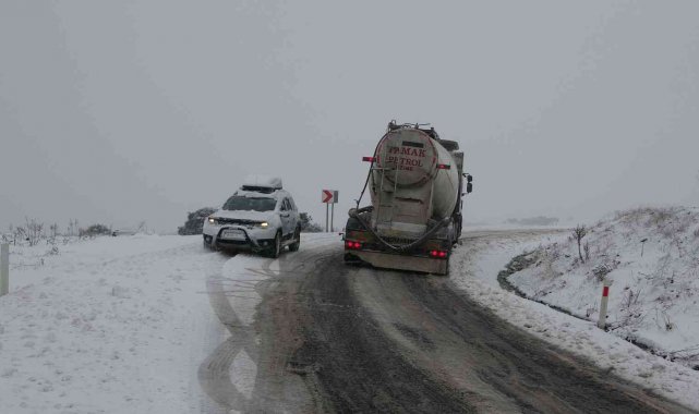 Çanakkale&#039;de etkili olan kar yağışı sürücülere zor anlar yaşattı