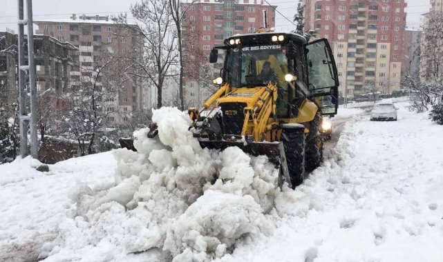 Canik'te kar mesaisi sürüyor