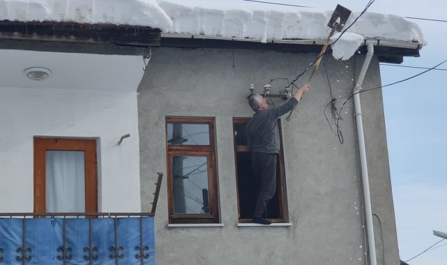 Canını hiçe sayarak çatıdaki karları temizledi