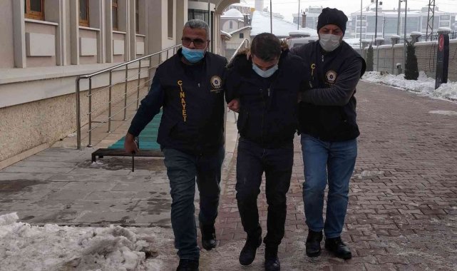 Çarptığı yayayı kontrol için gelmiş, otobüs sürücüsünün yardım ettiğini görünce geri kaçmış