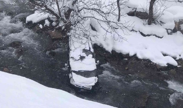 Çatak&#039;ta karlı yolda kayan kamyonet dereye uçtu: 2 yaralı