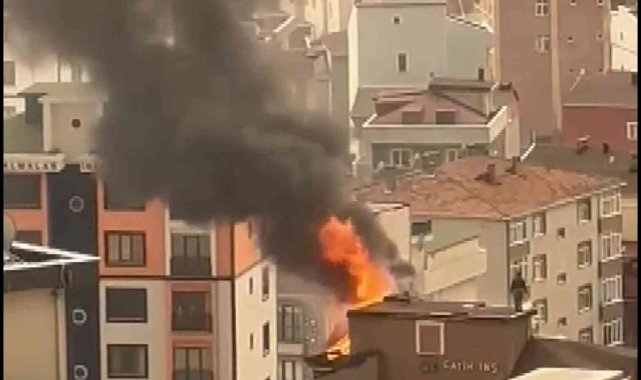 Çatıdaki işçi alev alev yanan çatıdan inmedi