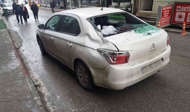 Çatıdan buz kütlesi otomobilin üzerine düştü, o anlar kameraya yansıdı