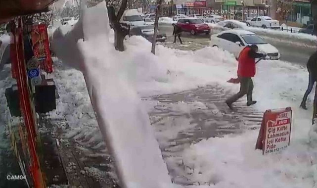 Çatıdan düşen buz kütlesinden son anda kurtuldu