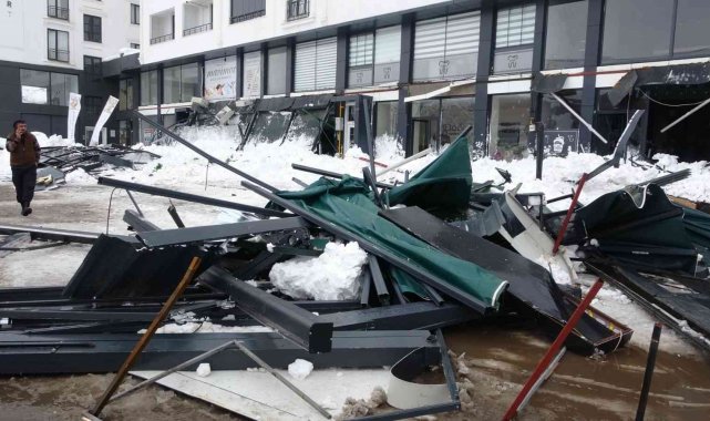 Çatıdan düşen kar kütleleri 4 işyerinin dış balkonunu yerle bir etti