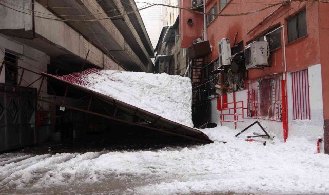 Çatıdan düşen kar kütleleri yan taraftaki çatıyı çökertti