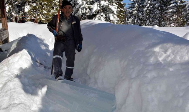 Çatıdan yere uzanan buz sarkıtları