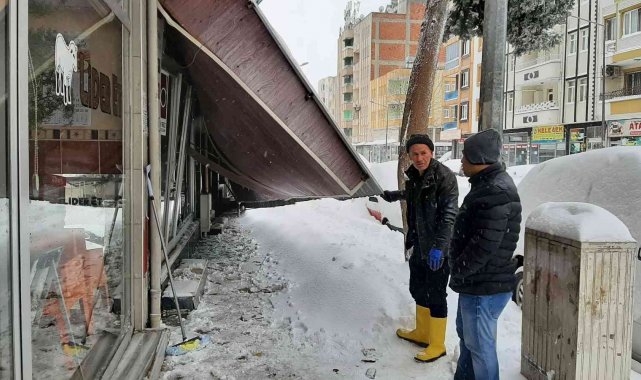 Çatılar kar kalınlığına dayanamadı