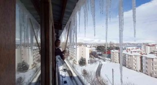 Çatılarda 2 metrelik buz sarkıtları oluştu