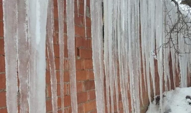 Çatılarda 2 metrelik buz sarkıtları oluştu