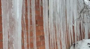 Çatılarda 2 metrelik buz sarkıtları oluştu