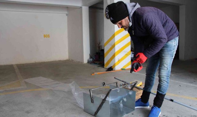 Çatılarda biriken karlar gelir kapısı oldu, taleplere yetişemiyor