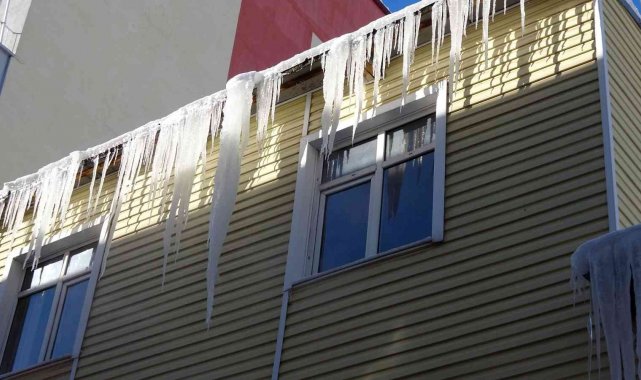 Çatılarda oluşan buz sarkıtları tehlike saçıyor