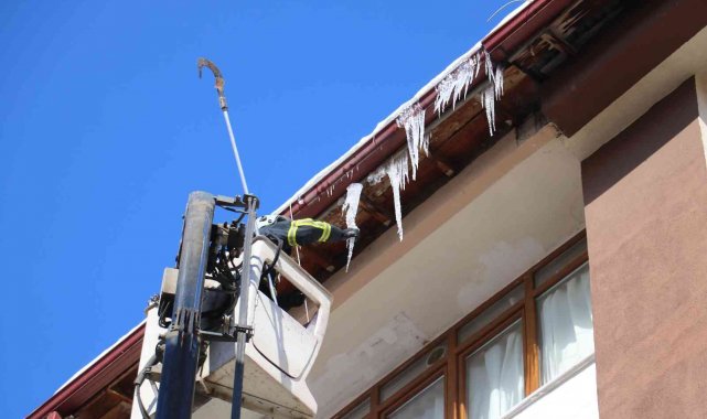 Çatılarda oluşan buz sarkıtları tek tek temizleniyor