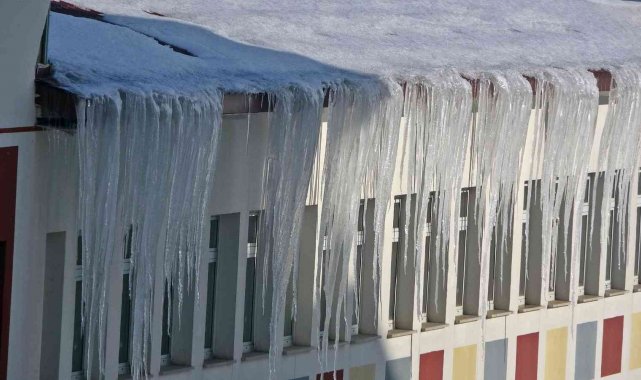 Çatılardaki buz sarkıtları 4 metreyi buldu