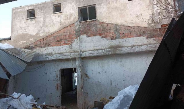 Çatının altında kalan kanatlı hayvanlar telef oldu