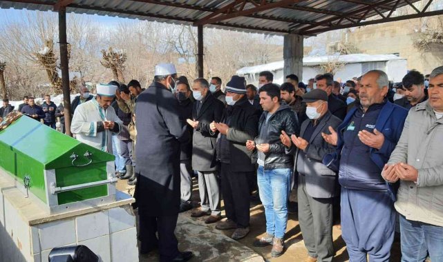 Çatının altında kalarak hayatını kaybeden çocuk toprağa verildi