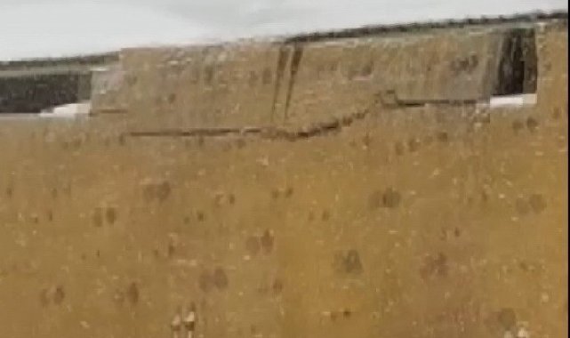 Çatının çökme anı saniye saniye kameralara yansıdı